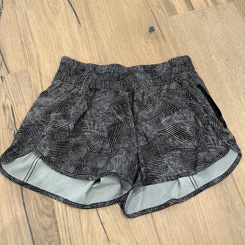 Lululemon tracker shorts size 8 great condition